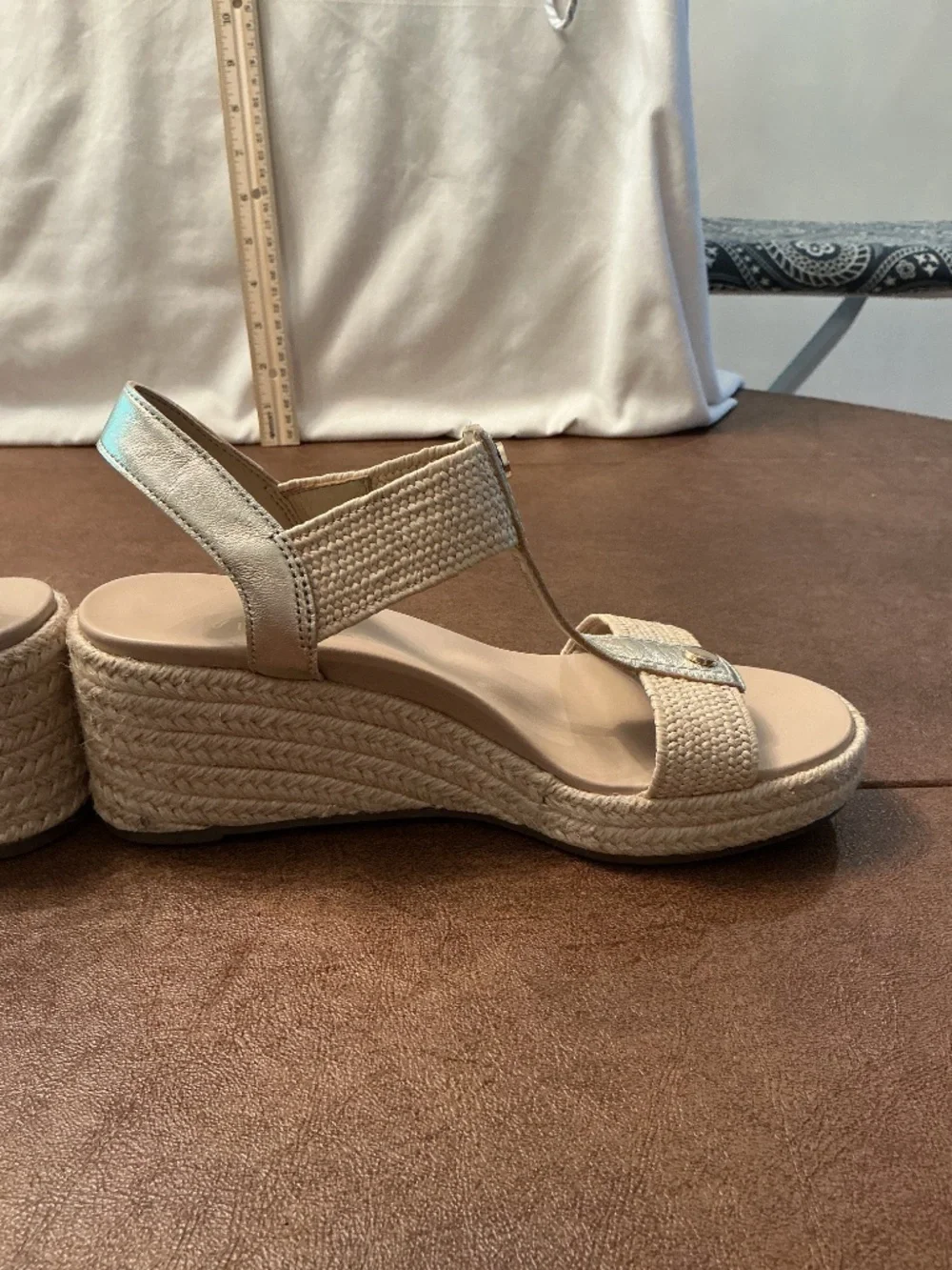 NWOB Pair of Vionic Comfort Sandals Espadrille in Metallic GOLD and Sand Sz 6.5